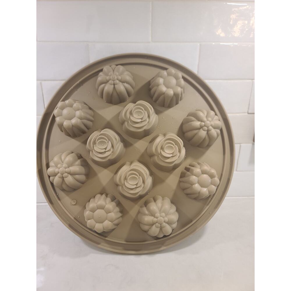 Pampered Chef Silicone Bakeware Floral Cupcake Pan #1613 Baking Cake Dish